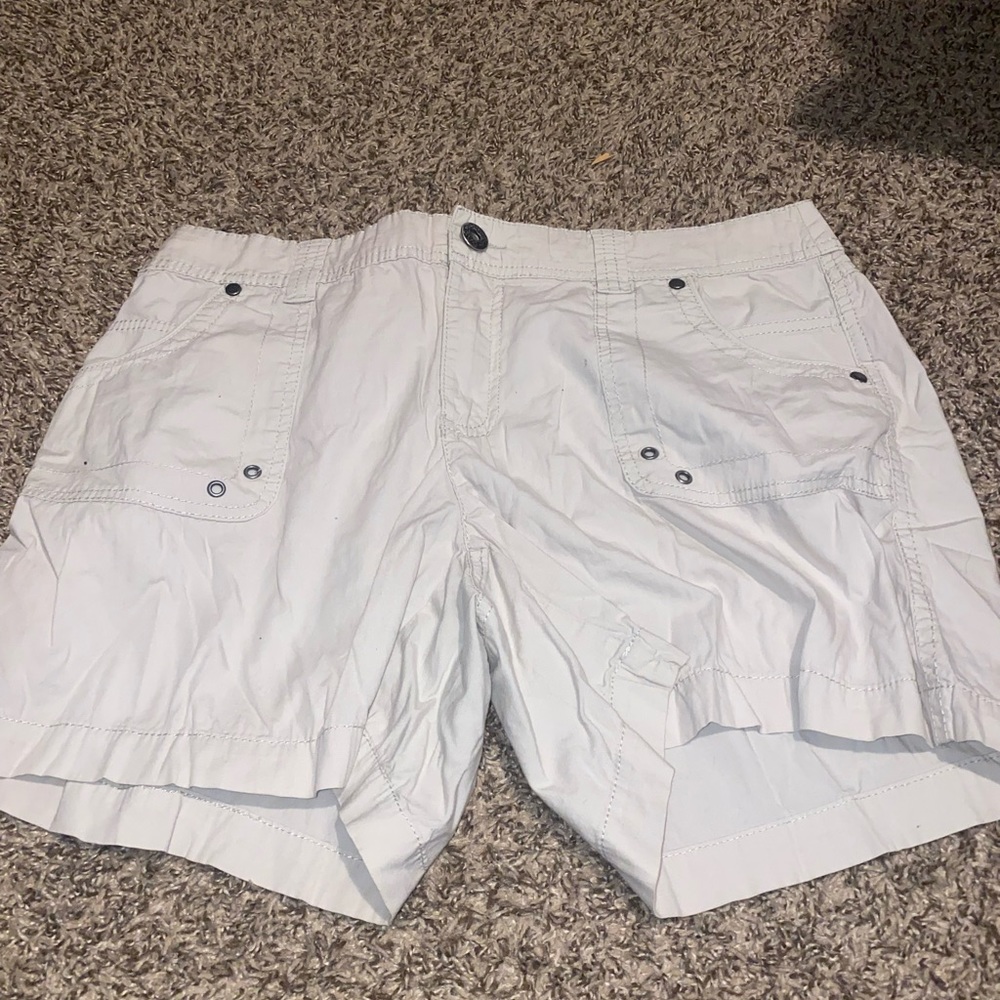 Khaki shorts. Never worn. Size:10p
